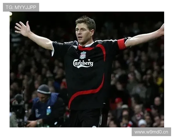 利物浦发布9596复古球衣 麦克马纳曼福勒亮相 利物浦发布9596复古球衣 麦克马纳曼福勒亮相